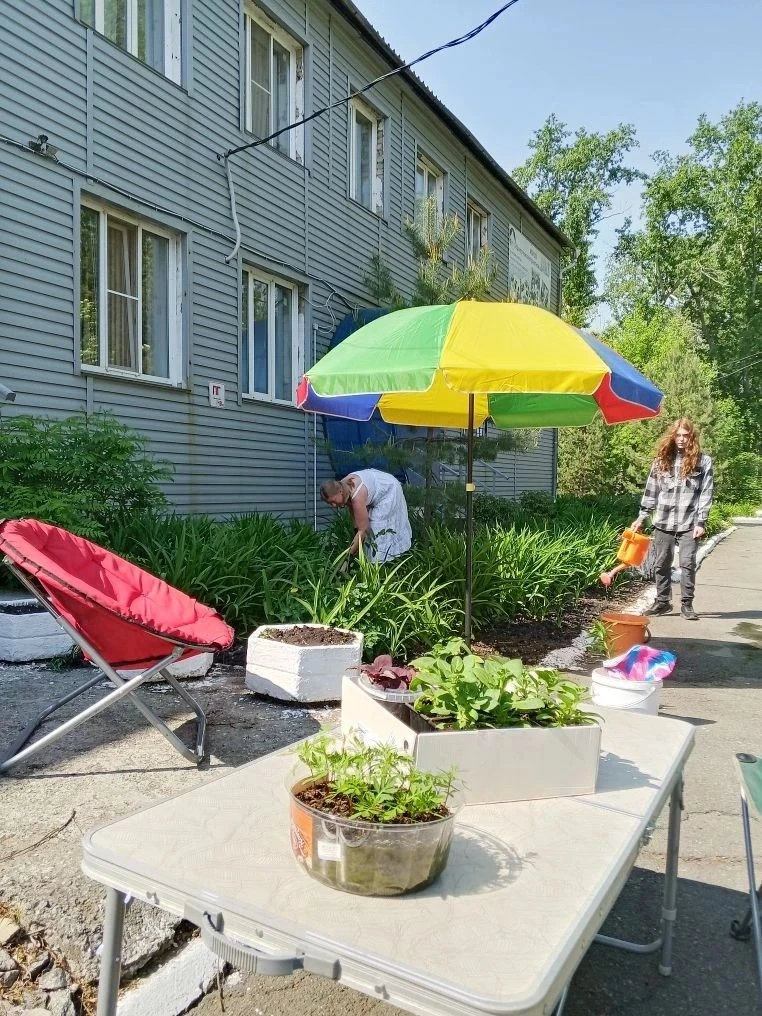 В «Центре постинтернатной адаптации» сотрудники и воспитанники оформили  цветочные клумбы . В основн
