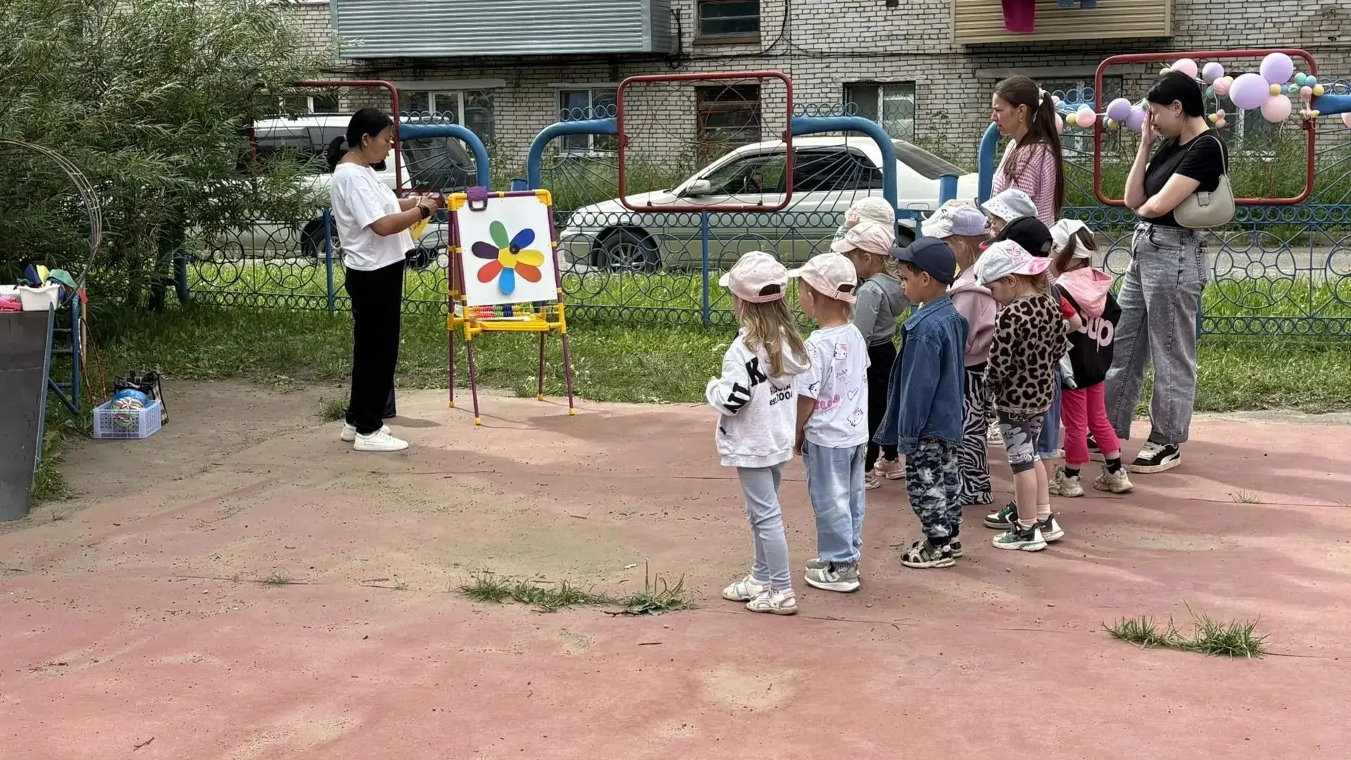 На улице отличная погода - повод для развлечения

Летнее физическое развлечение "Цветик-семицветик".