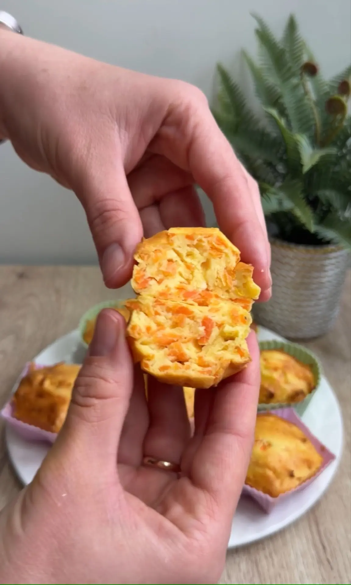 Морковные кексы Вы в них влюбитесь! 🧁🥕Кбжу 7 кексов: 450/25/14/55  Ингредиенты на 7 шт: - Морковь 12