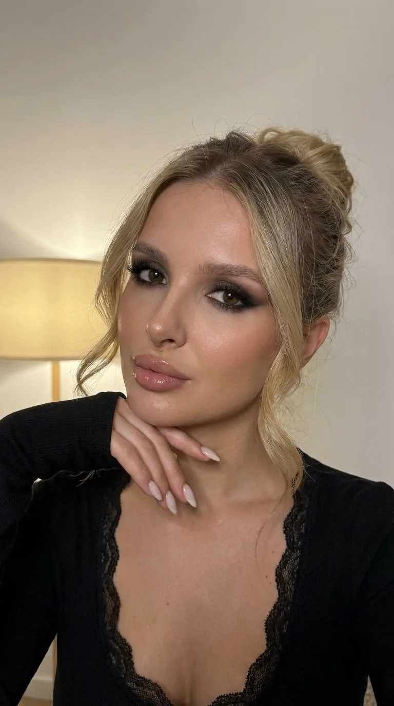 Фотореализм RAW, Pinterest/Instagram beauty blog, снимок как на iPhone 16 Pro Max. Селфи на фронталь