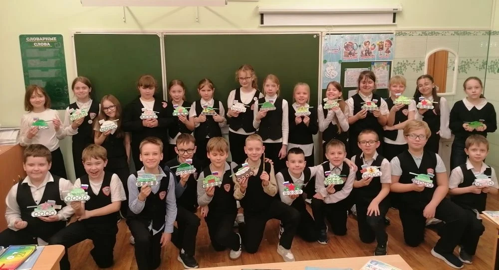 🌟 Дорогие наши папы и дедушки, от всего сердца поздравляем Вас с 23 февраля!   Вы — наша надёжная оп