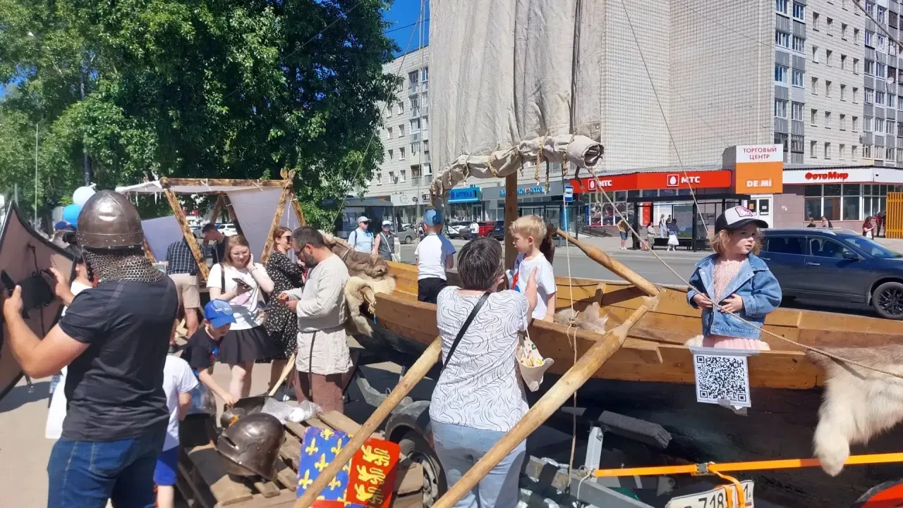 🇷🇺 Приглашаем вас на площадку у Северного народного банка! 

Здесь до 17:00 проходит настоящий «Ар