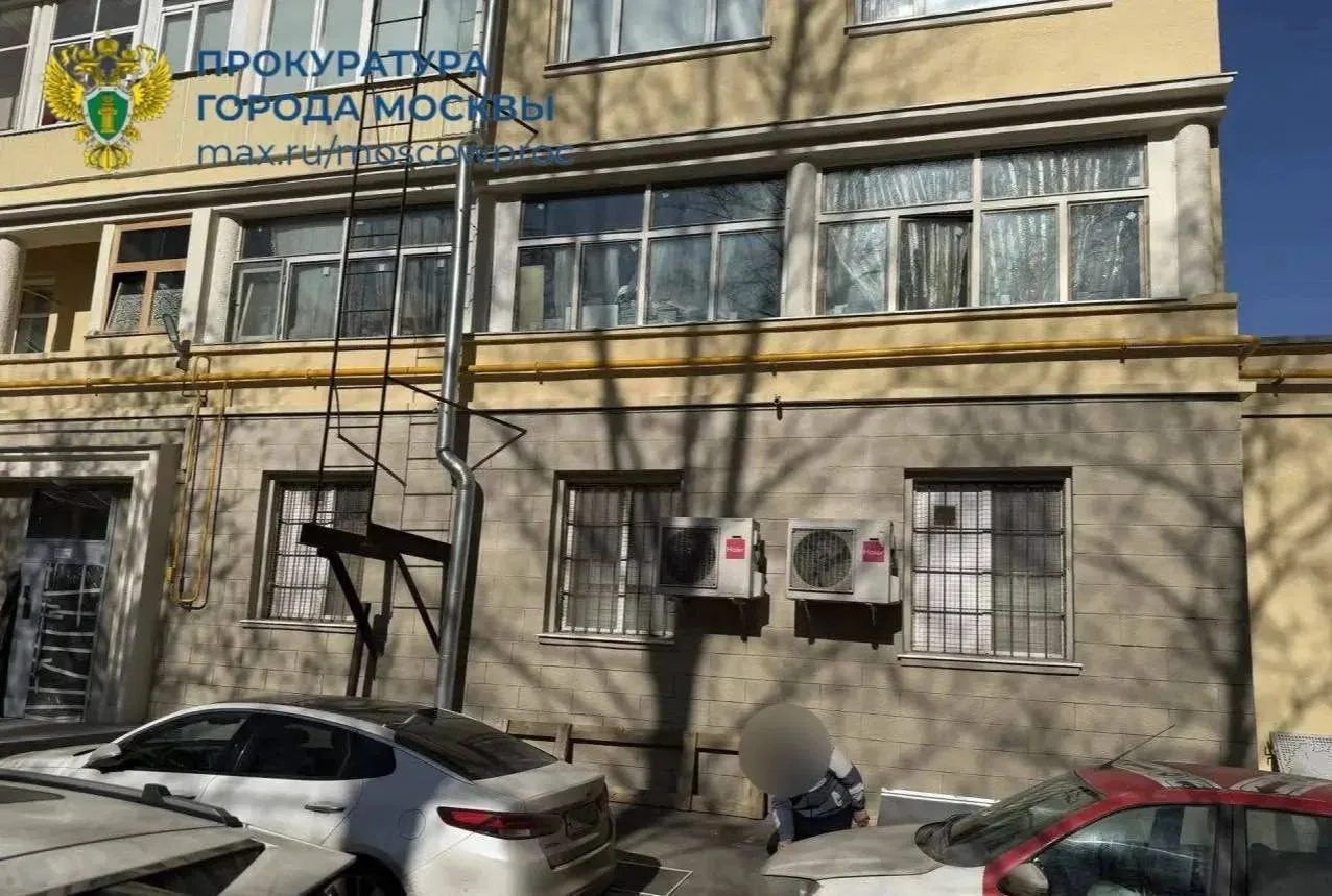 🤯Трехлетняя девочка упала из окна на пятом этаже на юге Москвы.