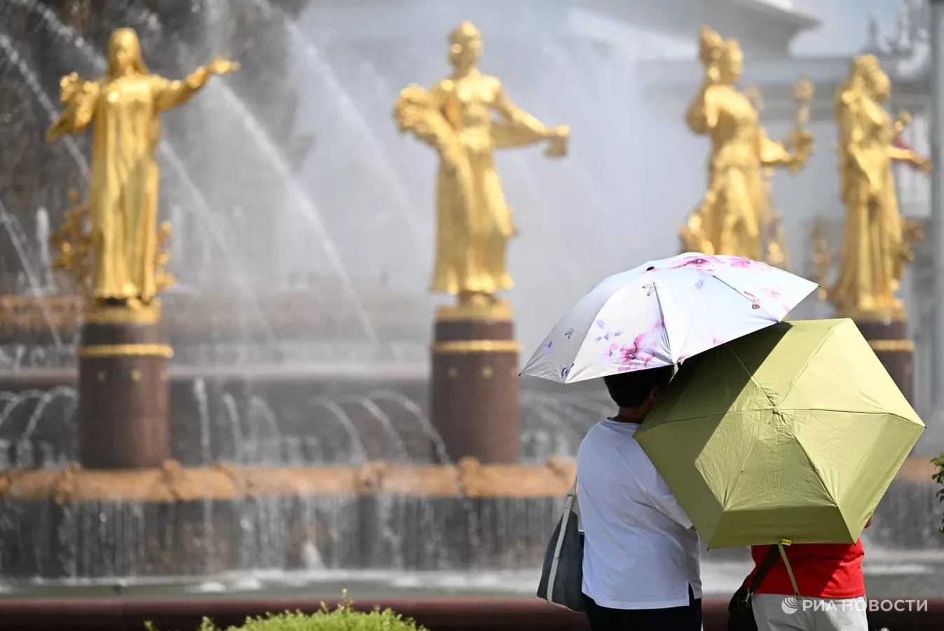 Пятница может стать самым жарким днем за все лето в Москве, сообщила РИА Новости главны...