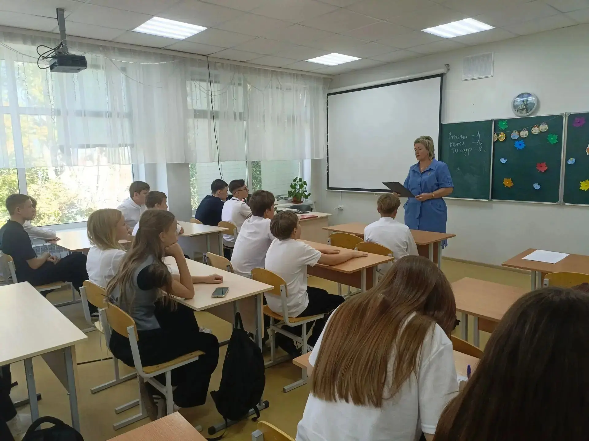 В МОУ-СОШ №3 им Л. Г. Венедиктовой г. Маркса социальным педагогом  председателем Общест...
