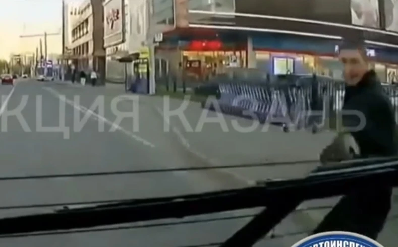 Госавтоинспекция Казани просит помощи в установлении личности человека, который кинулся...
