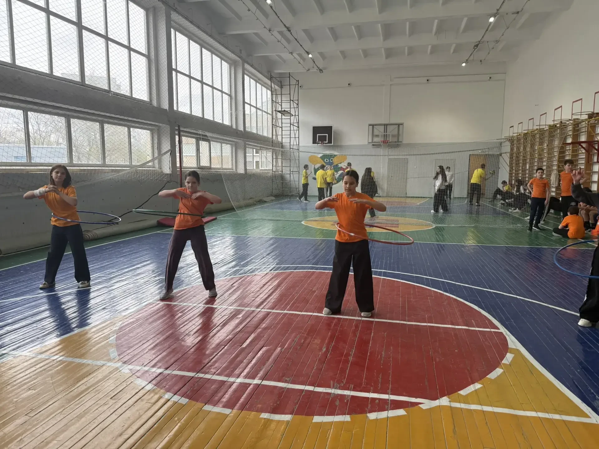 Во Всемирный день здоровья учителя физкультуры Чеснейшая Е.В. и Орлов Д.А. в МБОУ "Школа №110" орган