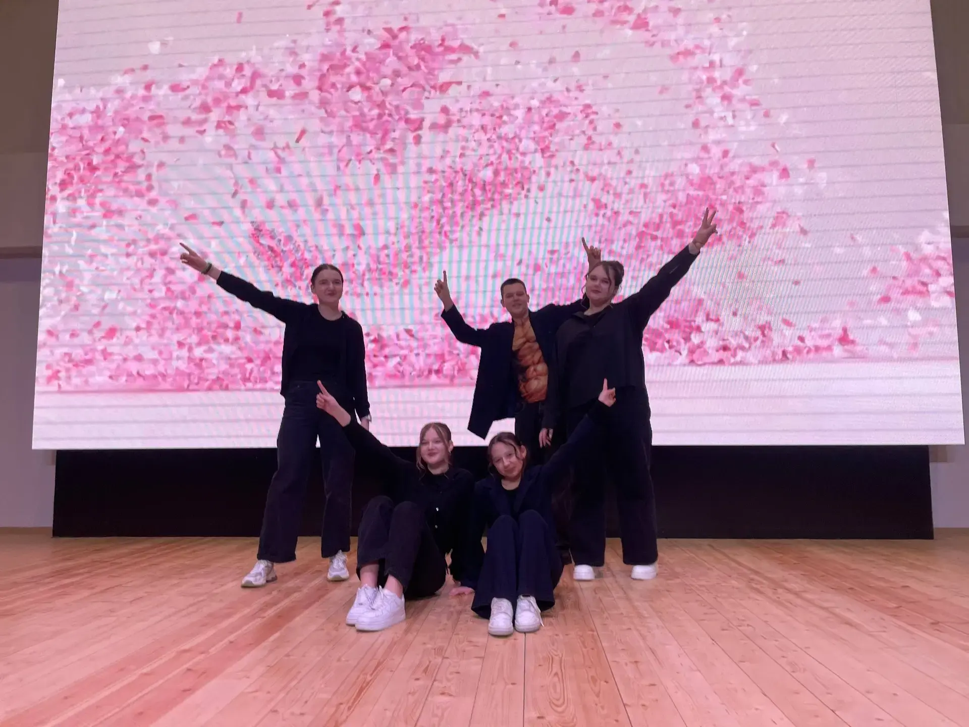 В нашей школе состоялся душевный и яркий  весенний концерт 🌸 , подготовленный учениками 8‑х классов.