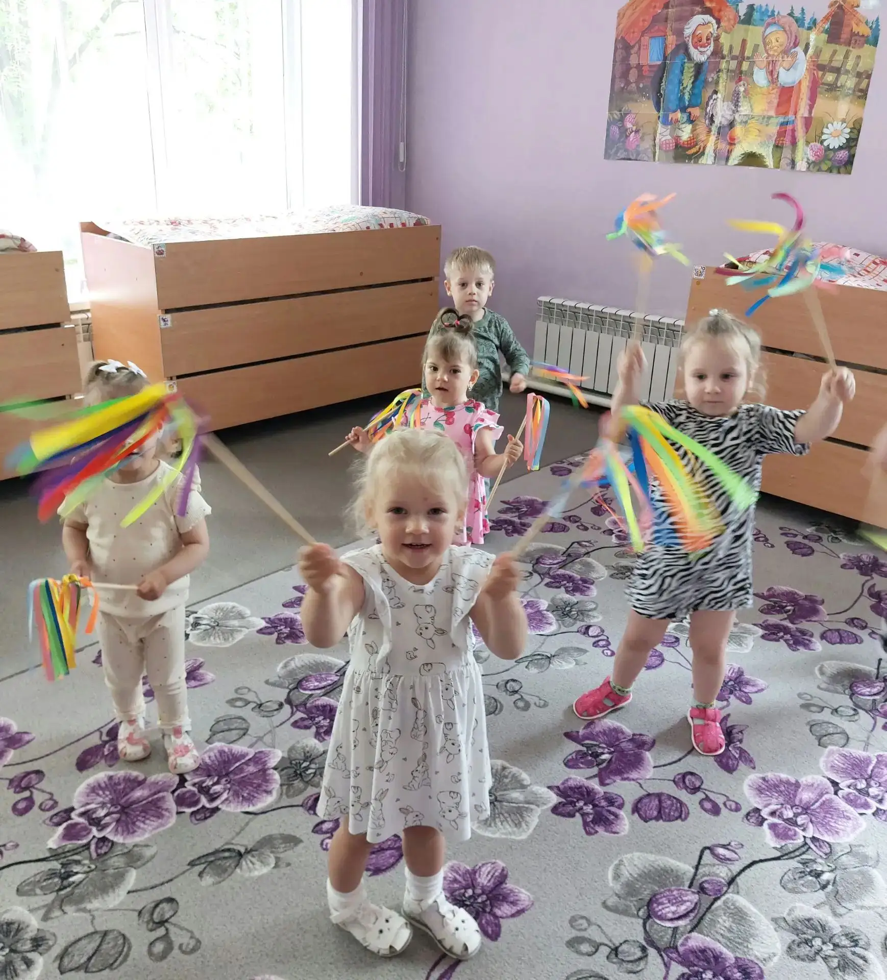 Первая младшая группа.          Каждое утро в нашей группе начинается с зарядки. Зарядка помогает ре
