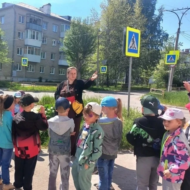 Ребята из старшей и подготовительной групп отправились на настоящий городской перекрёст...
