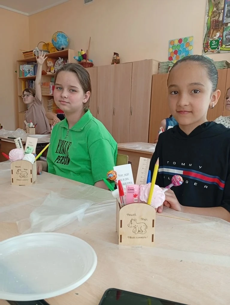 Ученики из 3Г класса завершили учебный год мастер-классом по изготовлению канцелярского бокса! Ребят