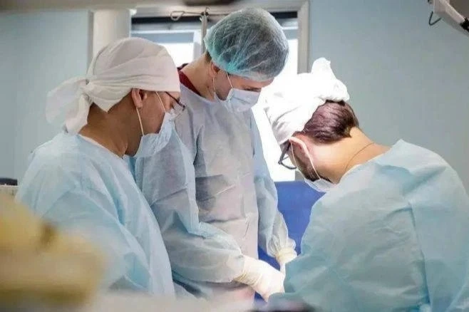 В Сургуте медики сумели спасти жизнь беременной женщины и её ребёнка.

У 31-летней пациентки, находи