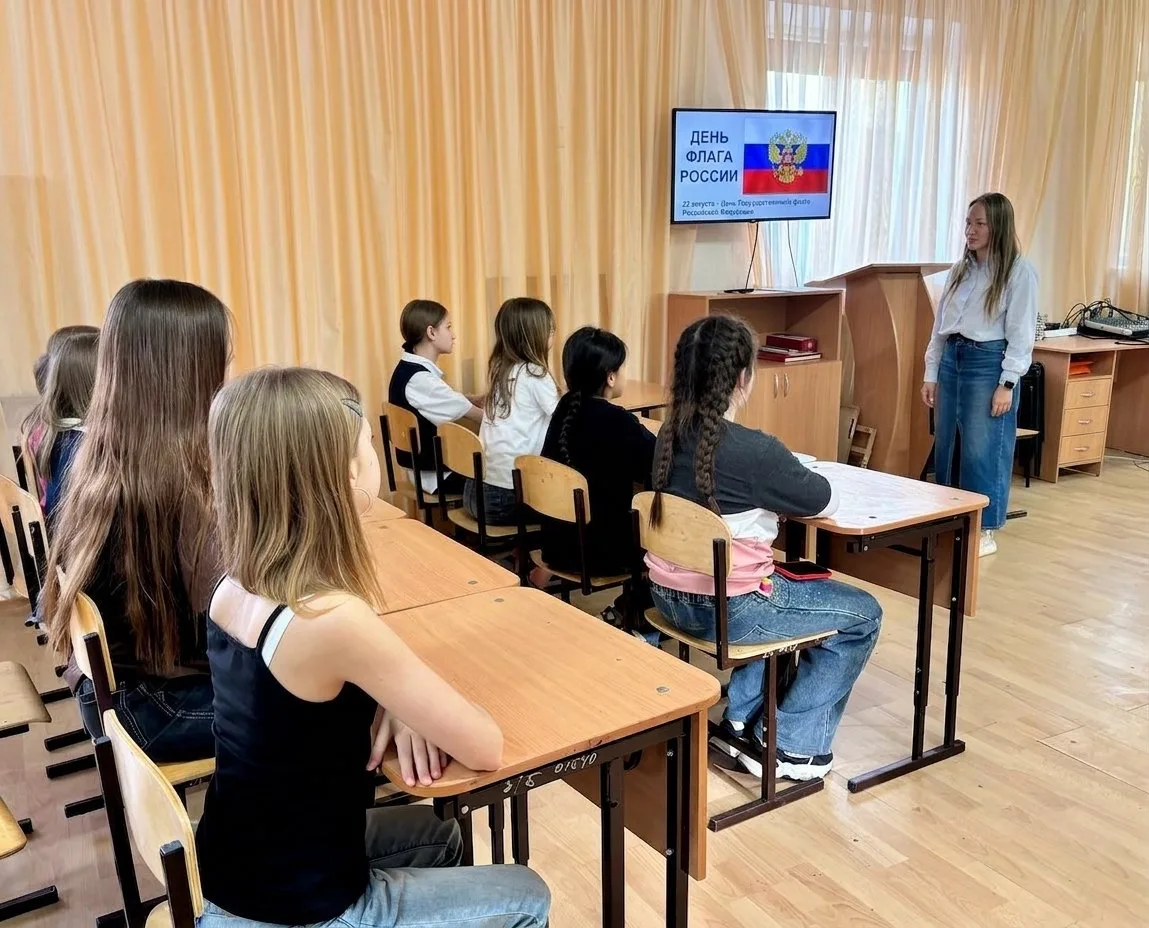 В преддверии Дня флага России преподаватель Уткина Валерия  провела правовую минутку: