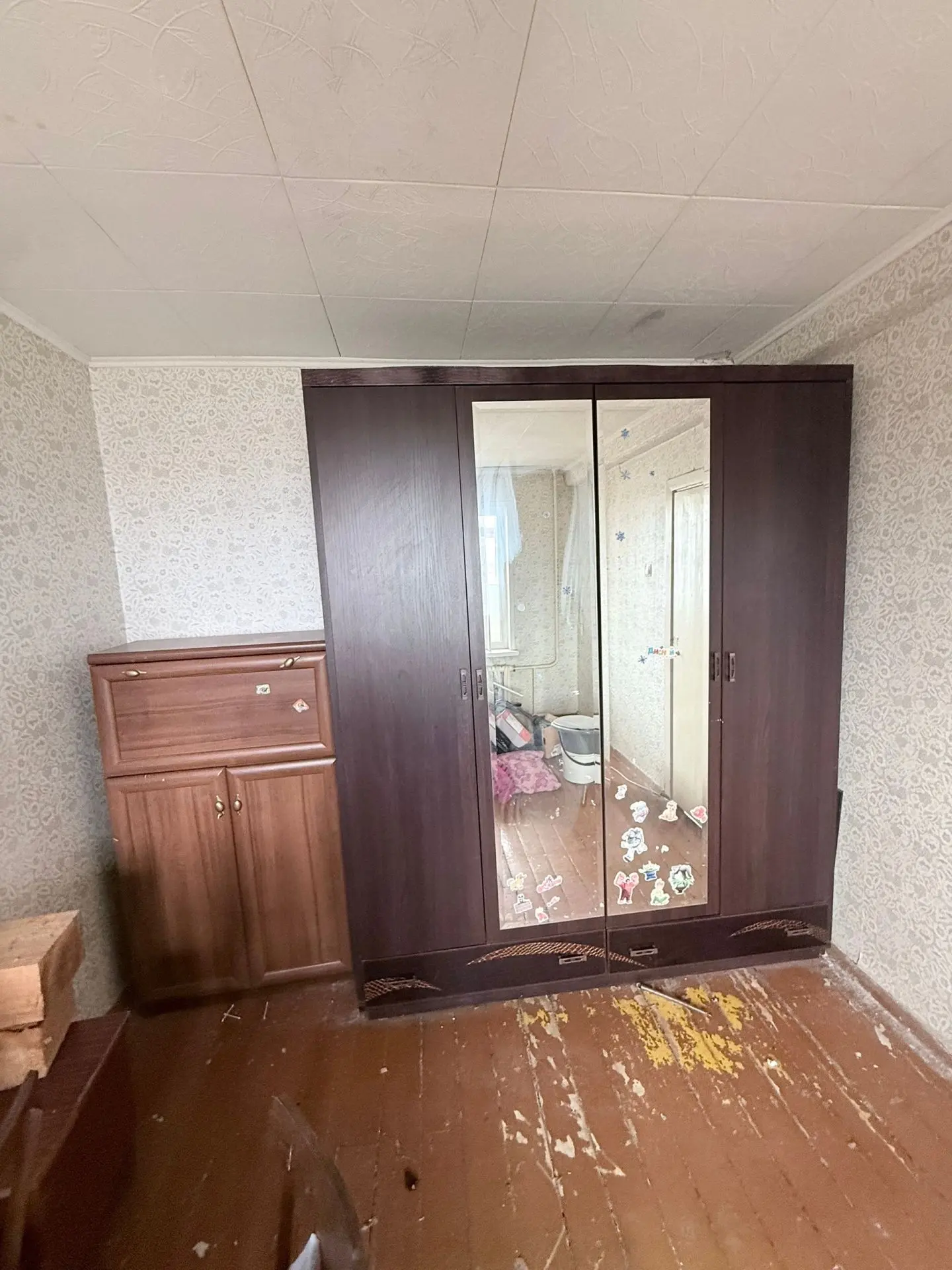 Отдам даром , у первого шкафчика механизм сломан ( нужен не большой ремонт)