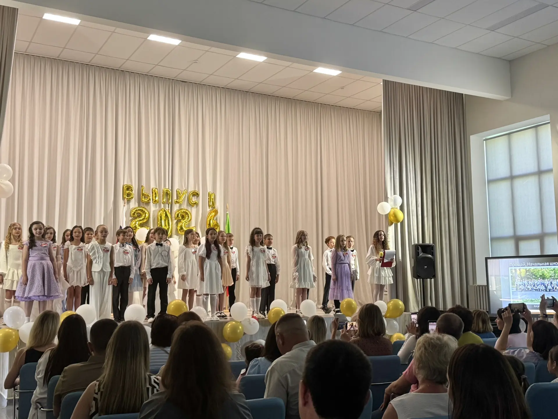Последний звонок — особенный день, наполненный улыбками, воспоминаниями и добрыми словами. В нашей л