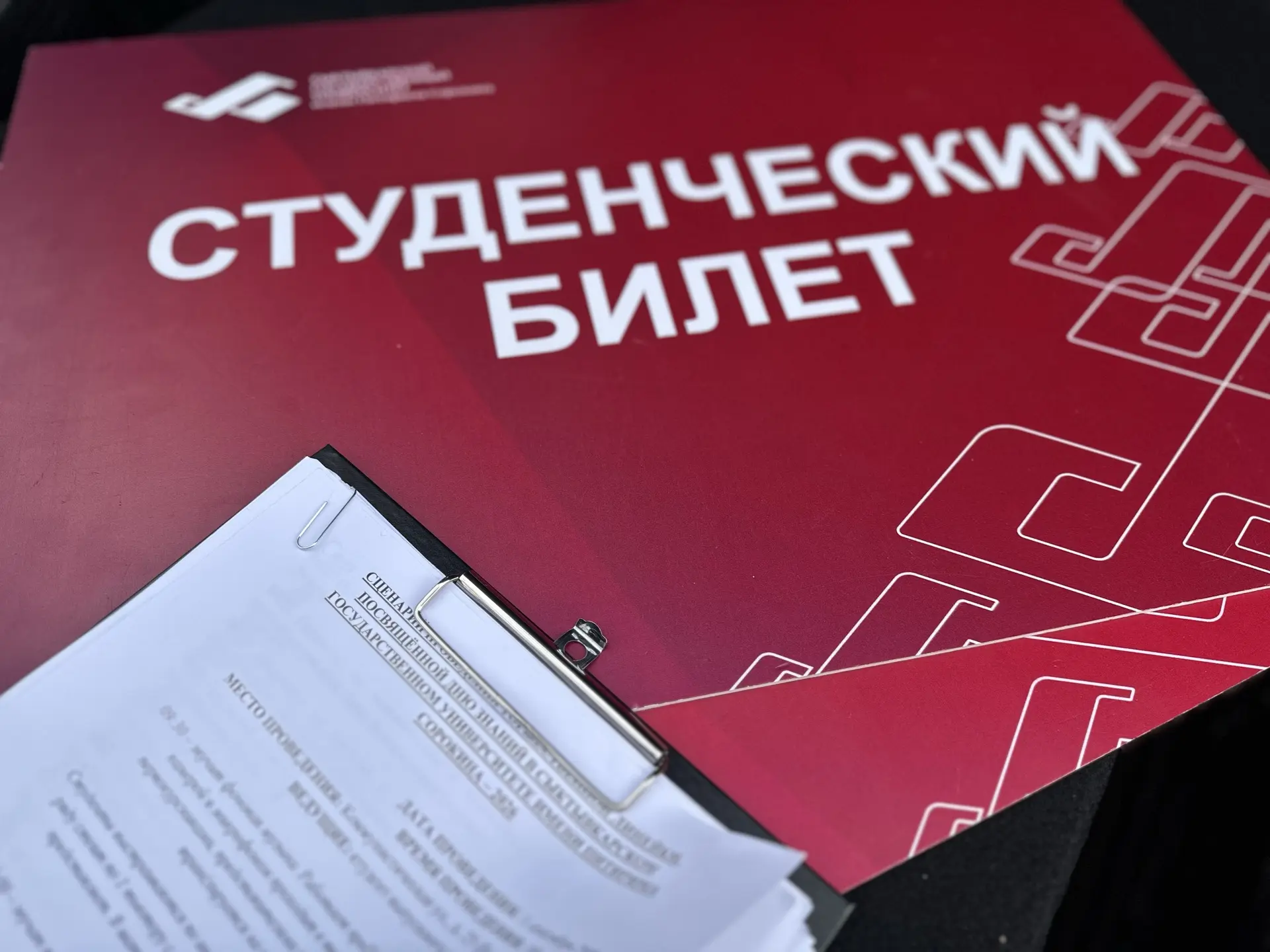 Финальные волнительные штрихи подготовки перед торжественной линейкой. Встречаемся сего...