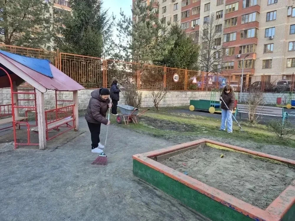 НАШИ #ШкольнаяЖизнь #Субботник #Благоустройство #МыВместе  Сегодня в рамках месячника по благоустрой