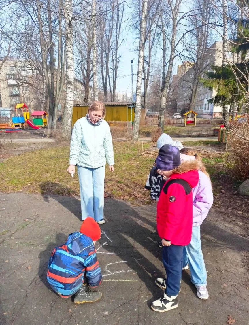Наступили тёплые дни!☀️Всё больше времени ребята подготовительной группы "Солнышко" проводят на свеж