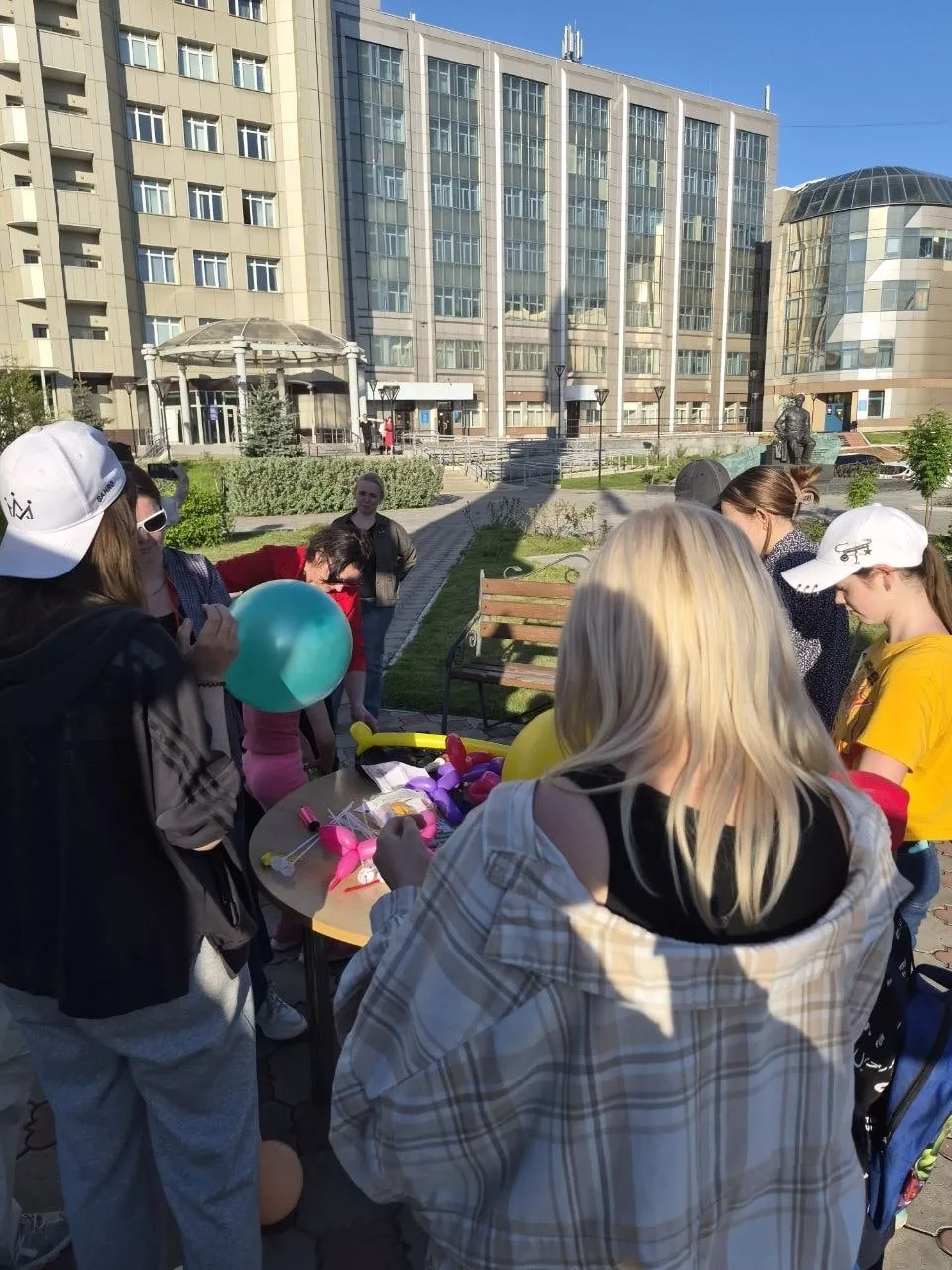 ИСИ дарит радость 1 июня ☀️

Сегодня студенты направлений «Реклама и связи с общественностью» и «Пси