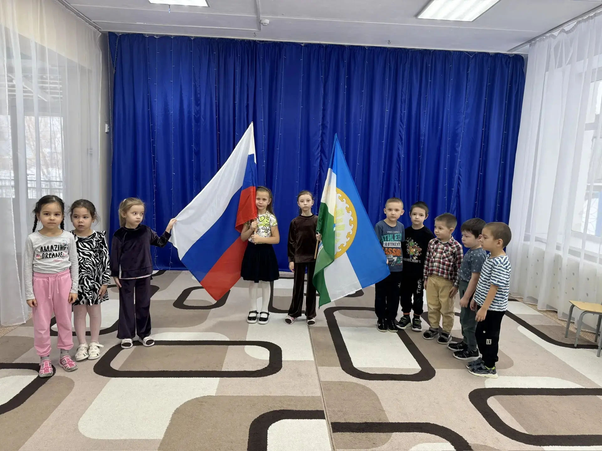 Каждое утро понедельника в нашем детском саду начинается с поднятия флага и исполнения ...