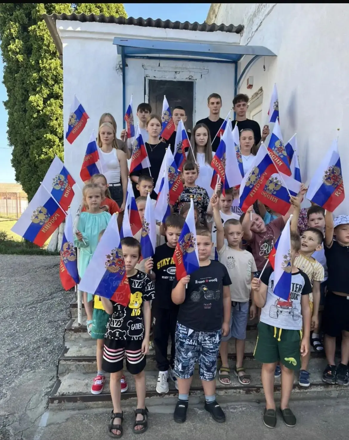 🇷🇺🇷🇺🇷🇺Обучающиеся МБОУ СОШ №5 поздравляют с Днём Государственного флага Российско...