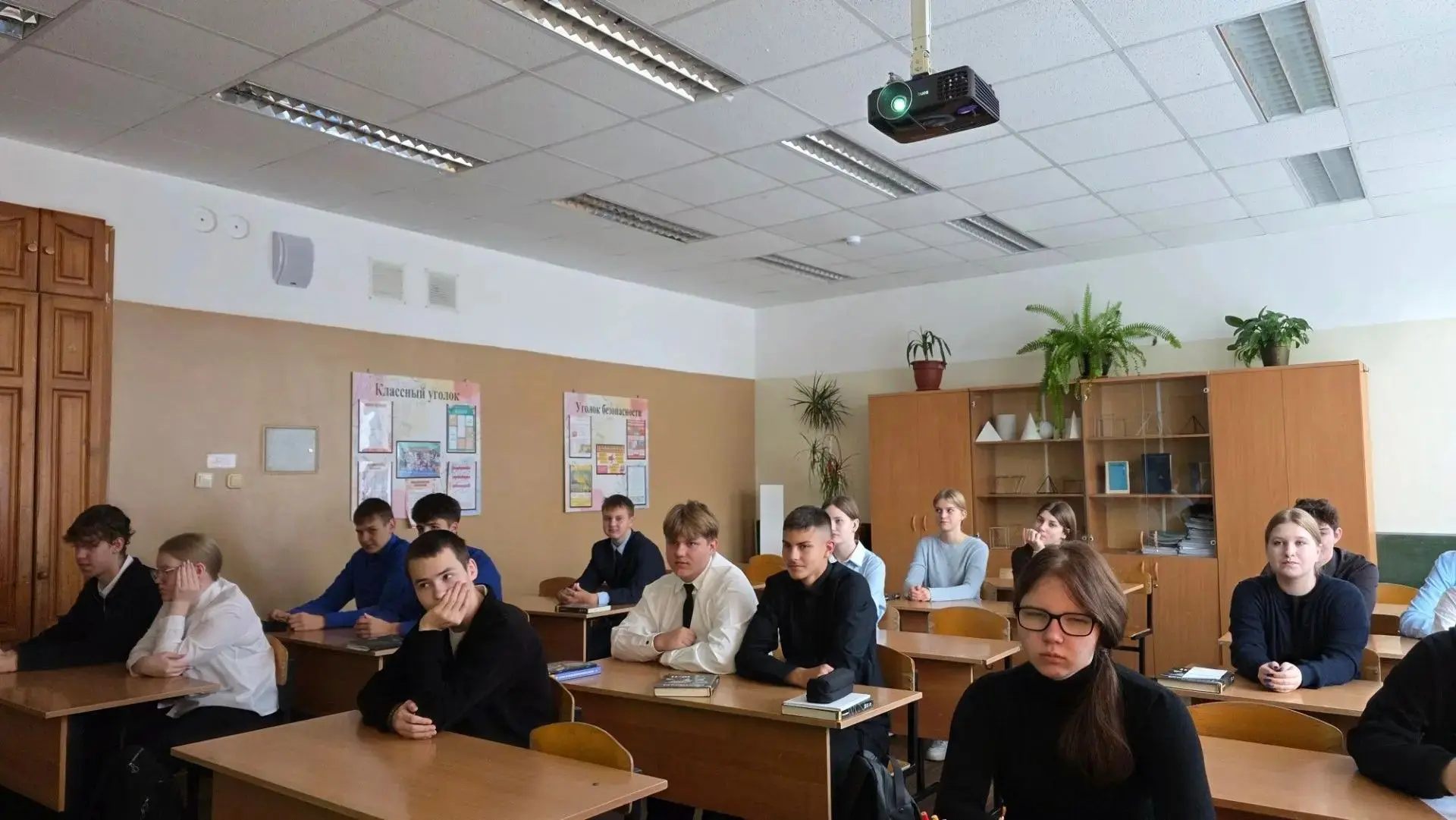 Каждый понедельник в нашей школе проходит линейка с поднятием флага и исполнением гимна...