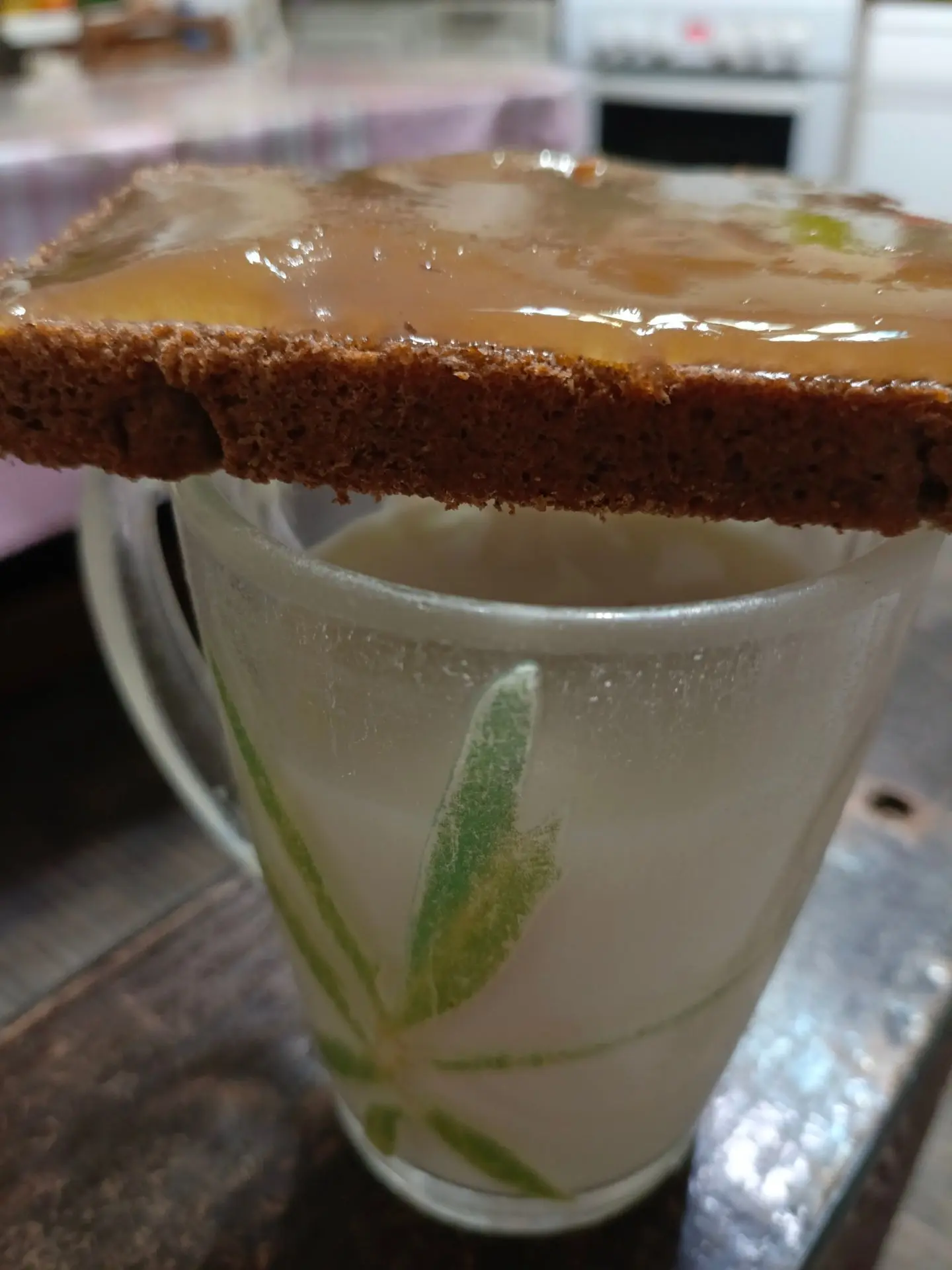 Для хорошего сна стакан молока и кусочек с мёдом 🍯