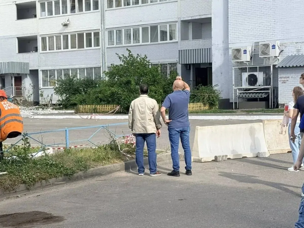 В Орле продолжают ликвидировать последствия ночного удара 

На месте продолжают работу спасатели и п