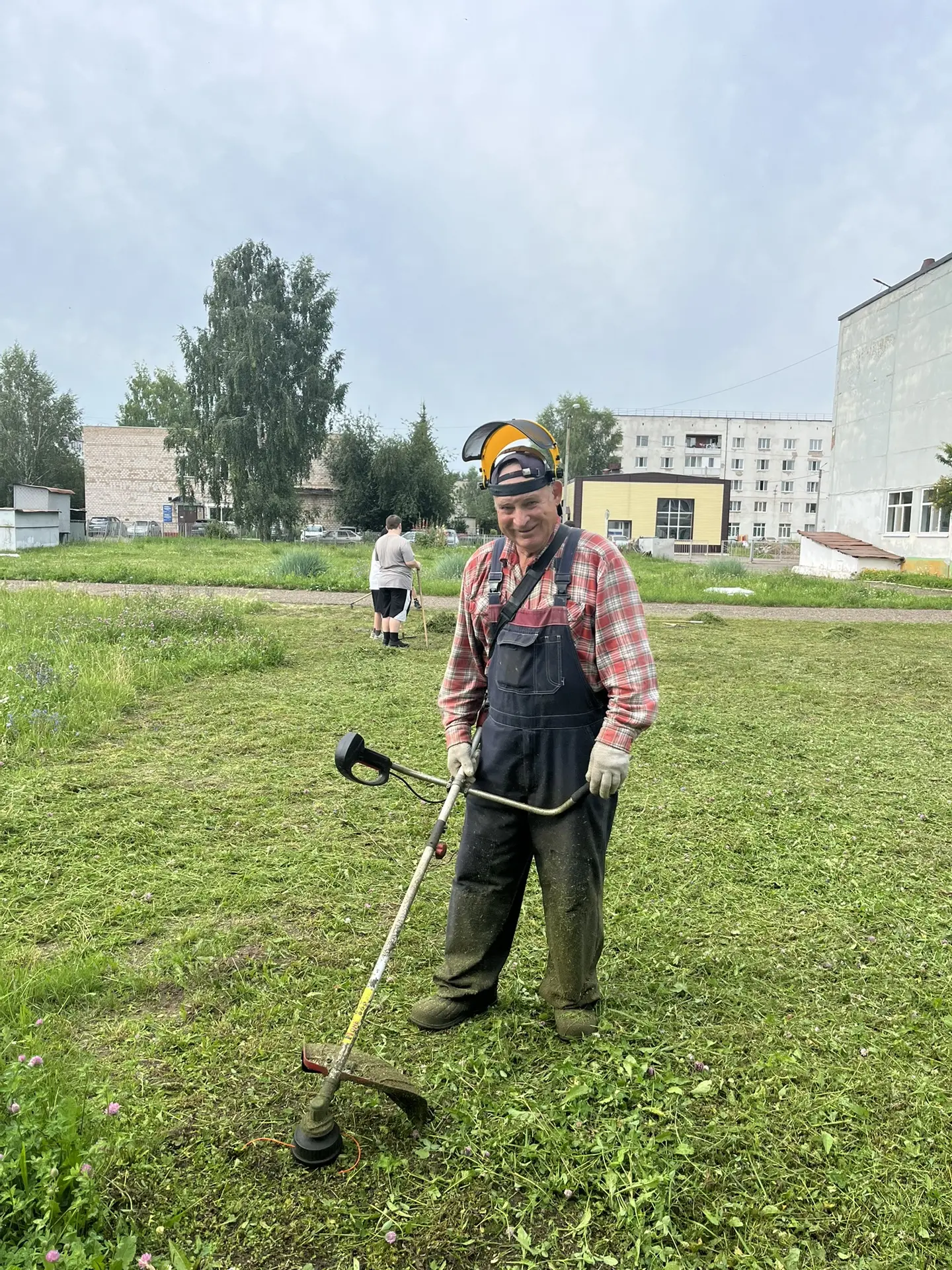 🌿Невидимый герой нашей школы 

🔆Наверняка каждый замечал, как приятно заходить на территорию  школ
