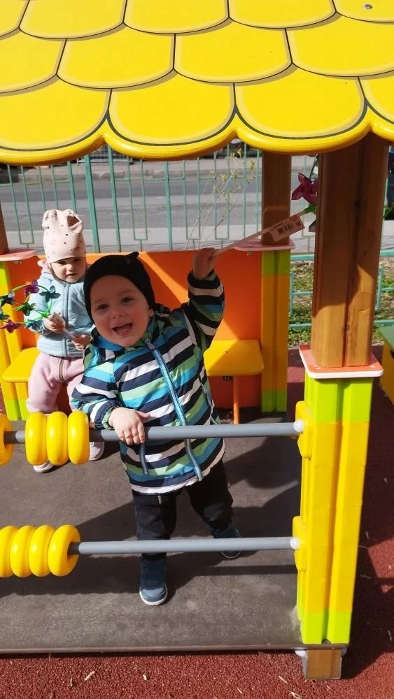 ☀️ Детские голоса, смех и топот маленьких ножек — на территории Домика сегодня особенно...