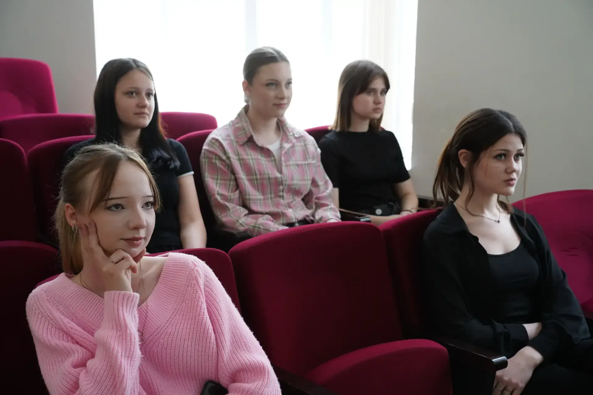 🎬✨ Студенты приняли участие в просмотре подборки фильмов участников кинофестиваля «Потомки Победител
