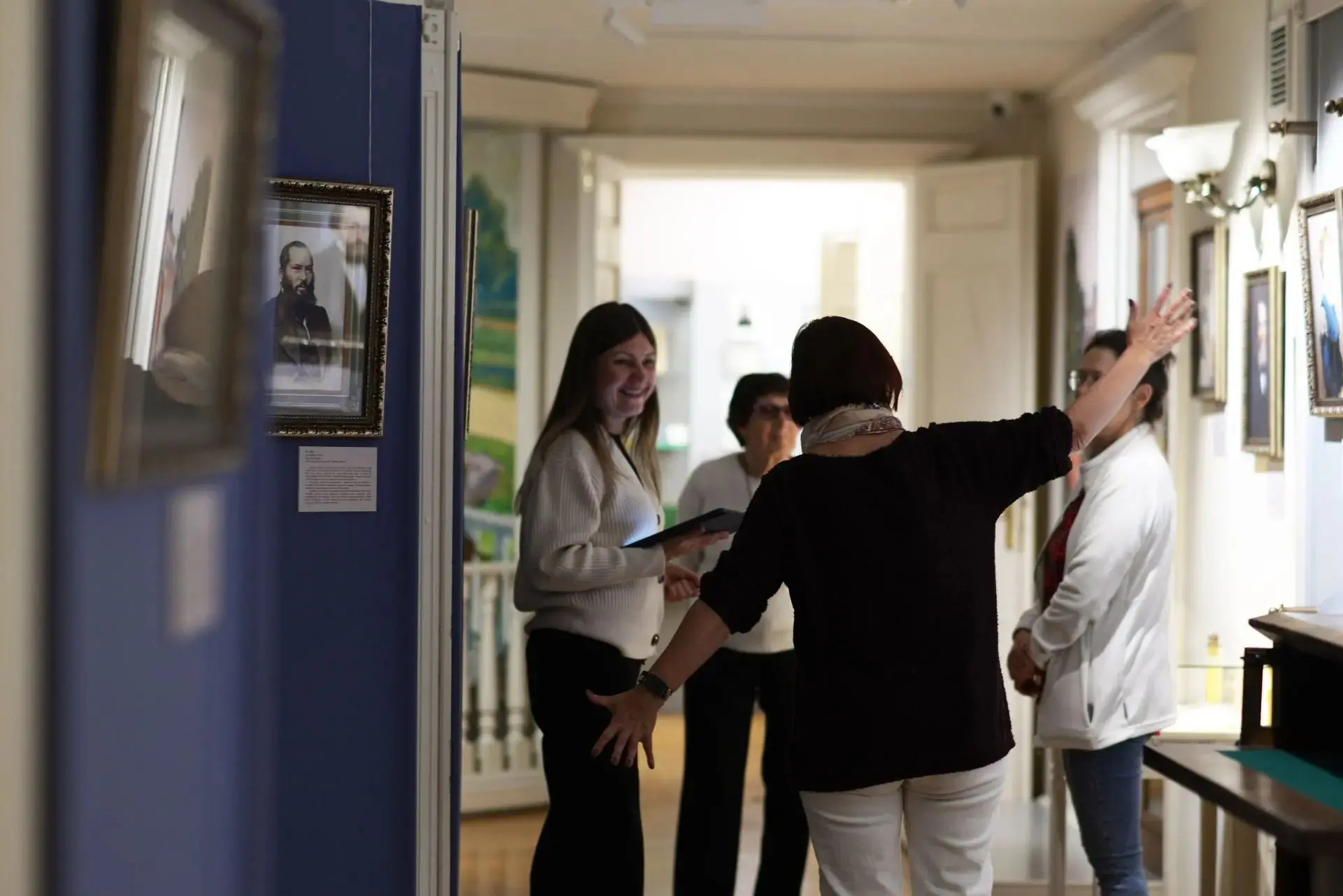 Ко Дню пожилого человека в Белгородском литературном музее состоялась экскурсия по выст...