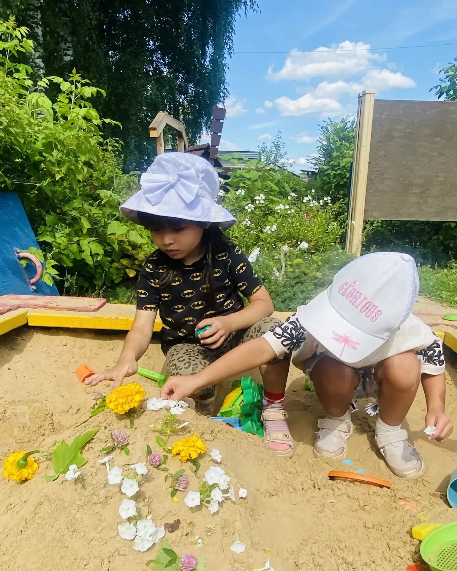 🌞Самое оживленное место на прогулочной площадке в теплые летние  дни — это, конечно же...