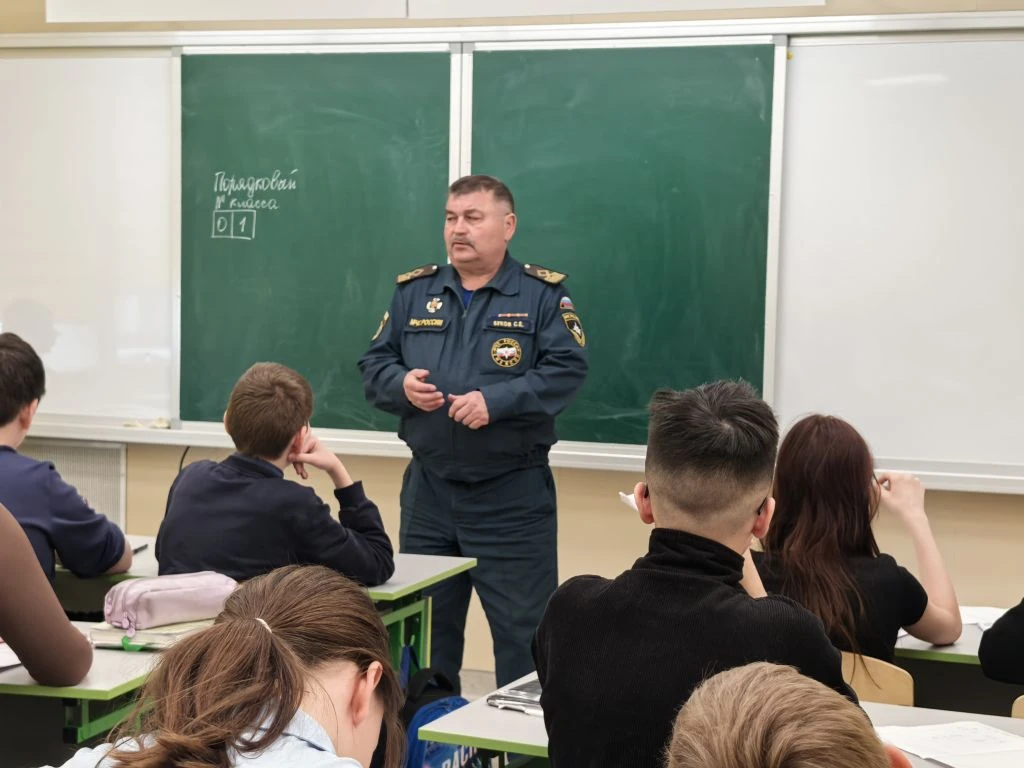 Сегодня в 6 и 7 классах проводил беседы по безопасному поведению на водоемах, по правилам пожарной, 
