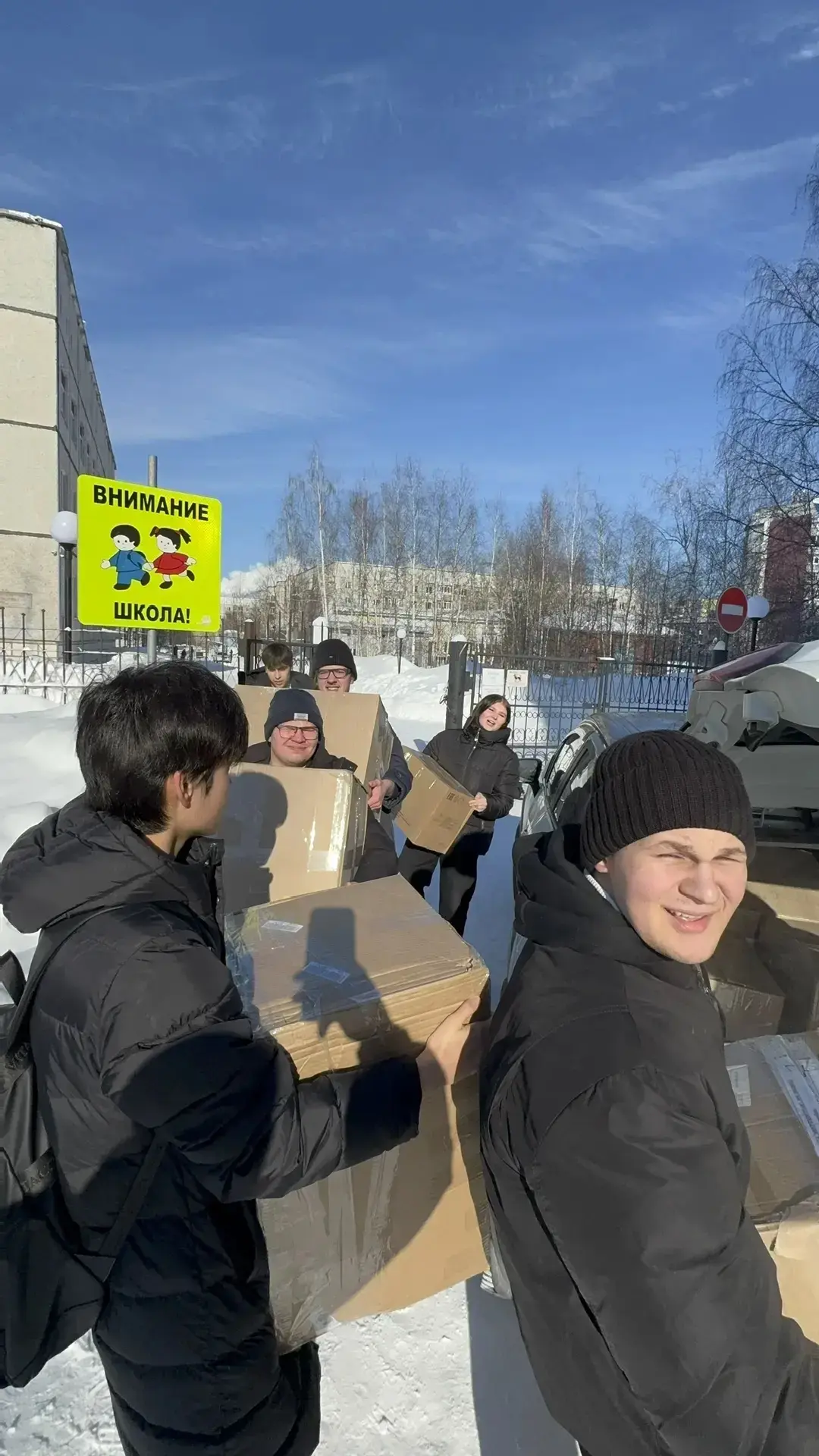 🇷🇺В нашей школе прошла акция по сбору гуманитарной помощи.  Сотрудники и родители  нашей школы  прин