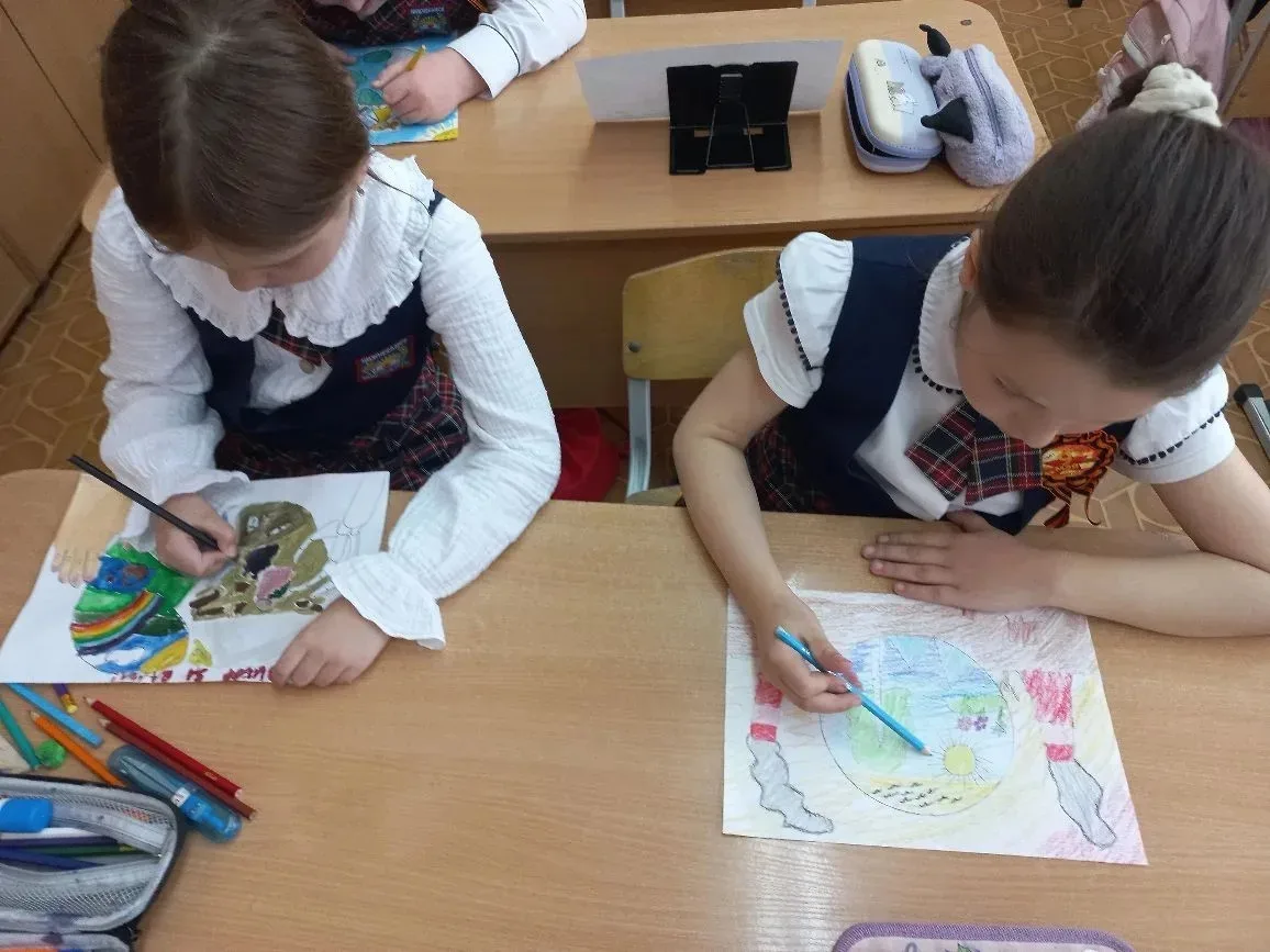 🌍 «Зелёная планета — наш общий дом»: 2 «А» рисует будущее! 🎨 Ученики 2 «А» класса вместе со своим кл