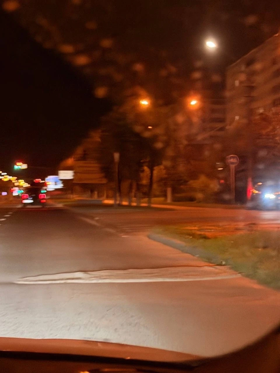 ⚠️ ОПАСНО! На ул. Профессиональная, напротив ТЦ, посреди дороги — бетонный нарост.