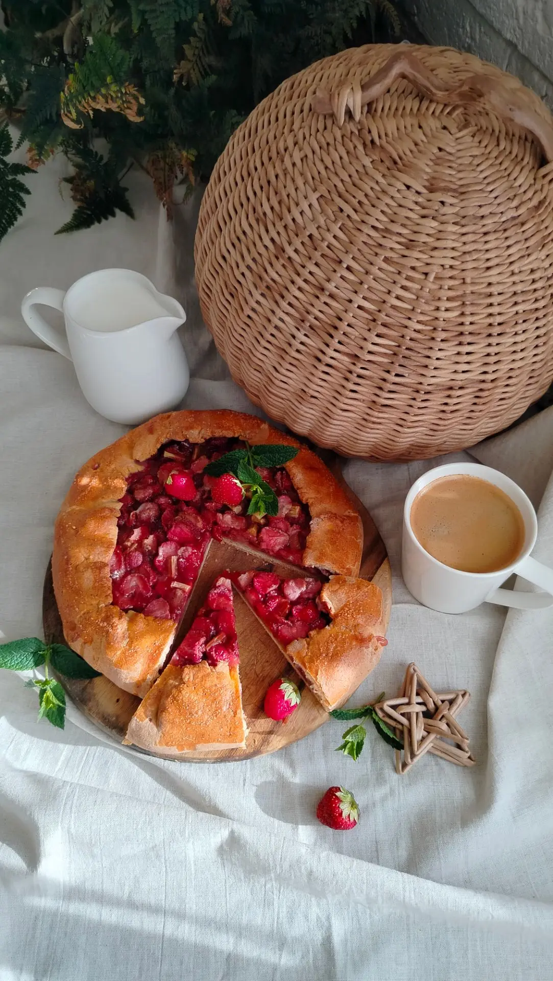 Творожная галета с клубникой и ревенем.
Да, я впервые пробую ревень в выпечке, да и вообще впервые. 
