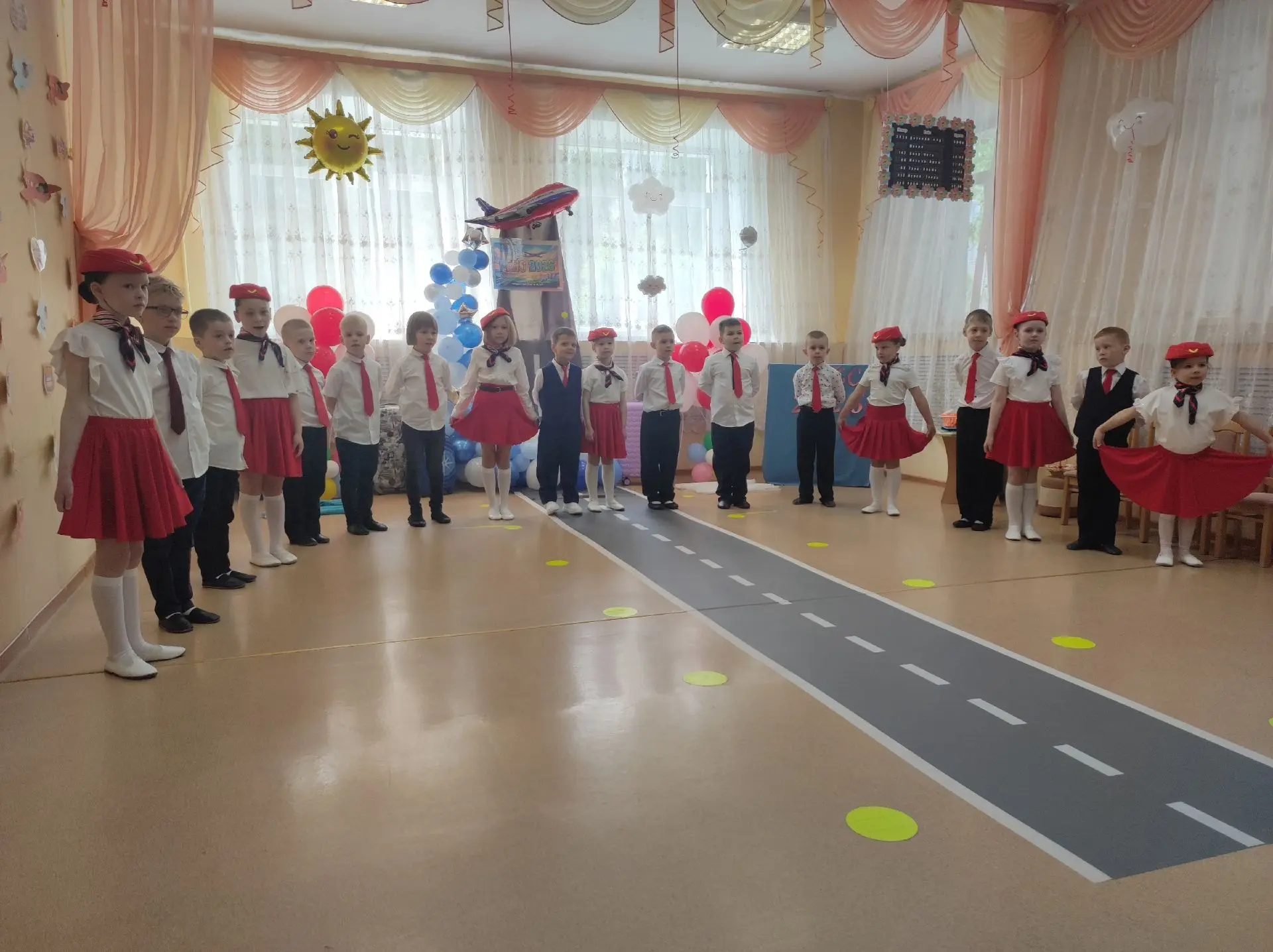 ☀️В нашем детском саду состоялся трогательный выпускной праздник для детей группы "Семи...