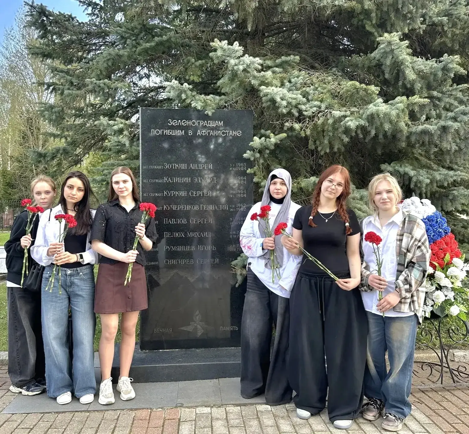 В преддверии праздника студенты МК 7 возложили цветы к братским могилам воинов  🎖 Зеленоград занимае