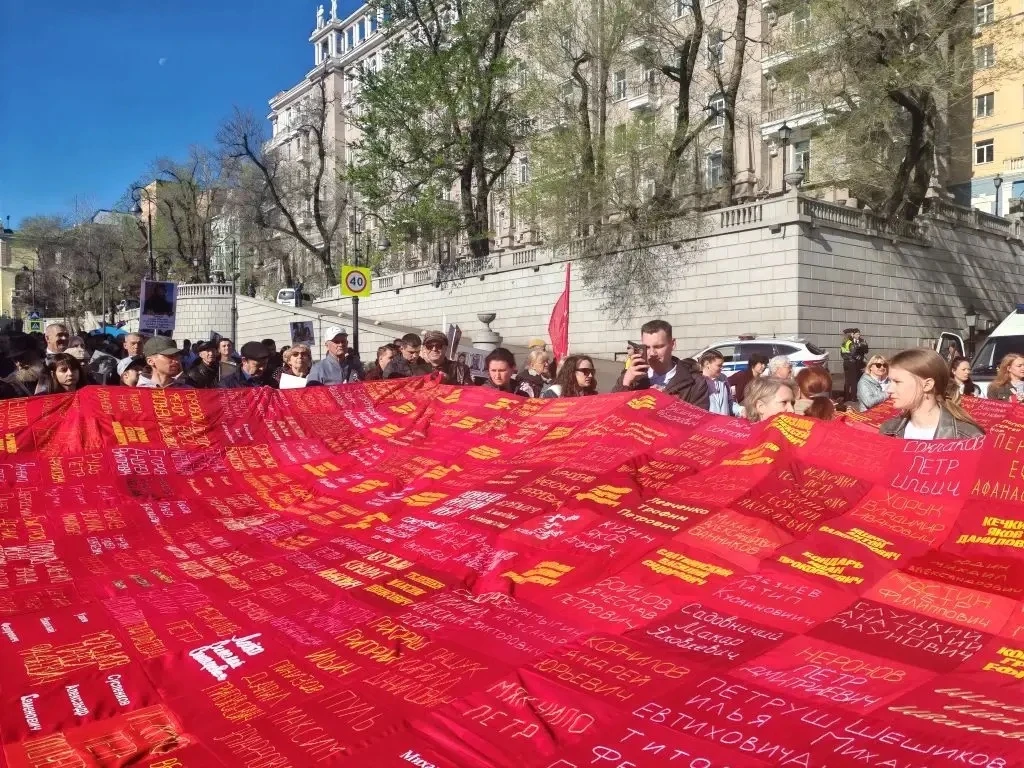 Сегодня на праздничном Параде Победы во Владивостоке по площадке прошло шествие образовательных учре