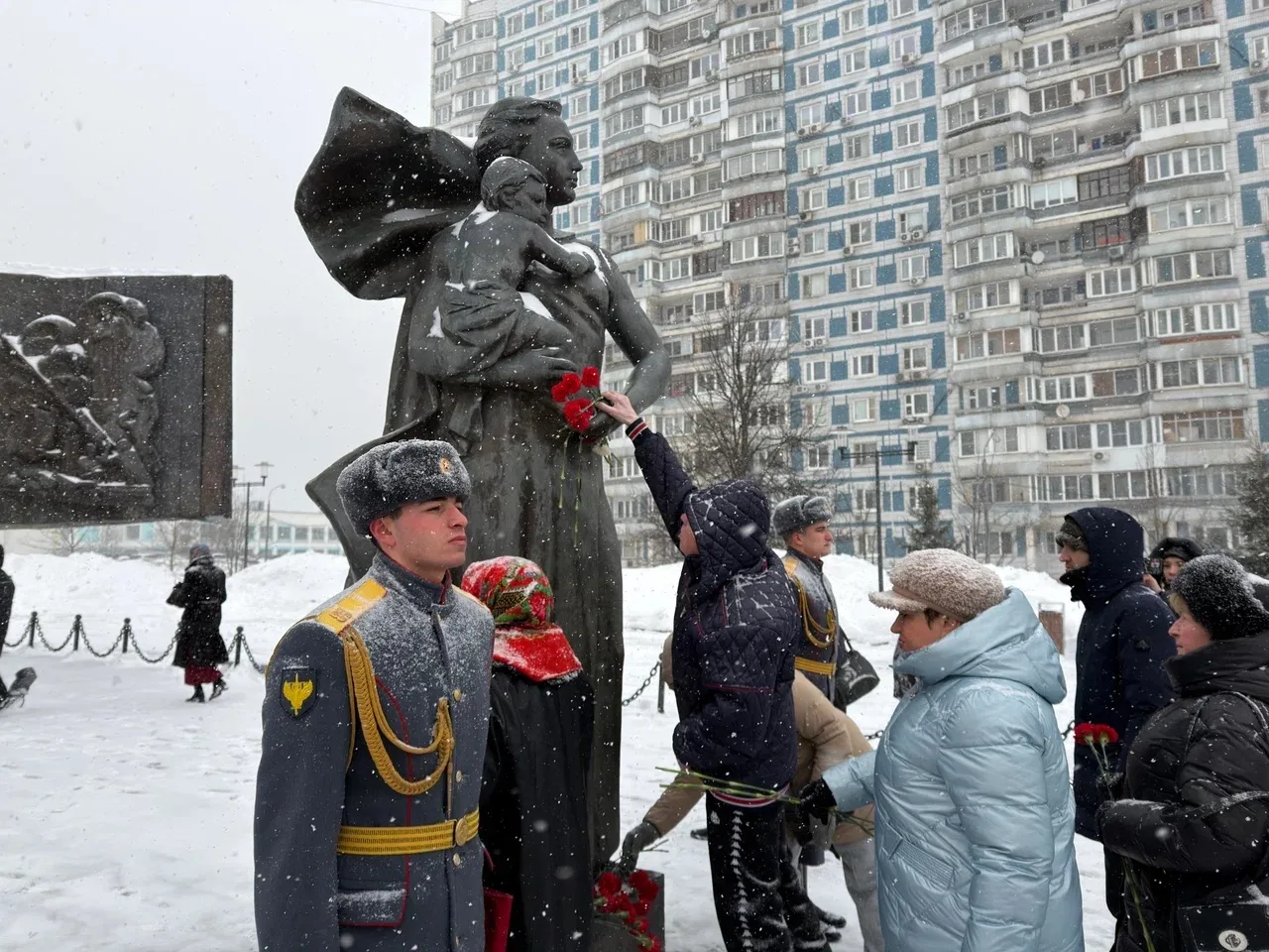 Памятная акция ко Дню защитника Отечества прошла в районе Крылатское  🕯️ На площади Защитников Неба 