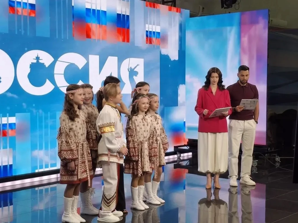 ✨ Сегодня в день России Алла Курышкина (4Ж класс) в составе Вокального ансамбля «Подсолнух» 🌻Свердл