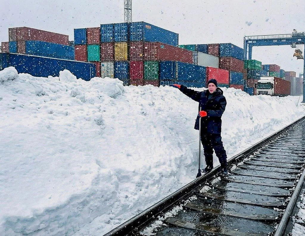 Когда сугробы выше головы, но грузы идут по графику  Мы бы и рады поздравить вас с началом весны мен