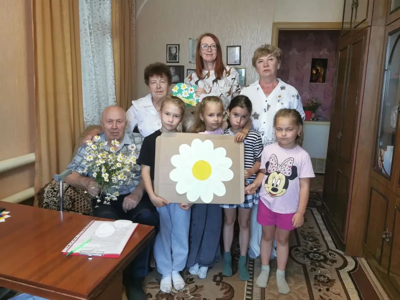 В День семьи, любви и верности в поселке Лылово поздравили семьи, которые отметили золо...