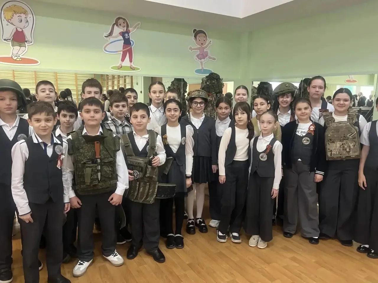 📣 История в деталях: выставка ко Дню Победы в МАОУ СОШ № 9  🎗️ В преддверии Дня Победы в МАОУ СОШ № 