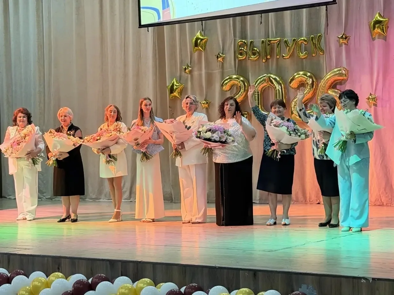 Состоялся выпускной у самой большой параллели в школе :у 4-х классов! Ребята пели ,танцевали и ,коне