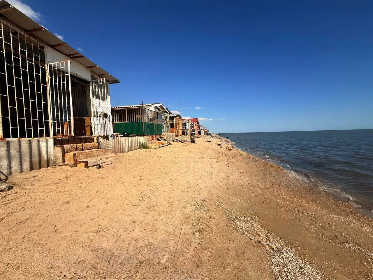 Продам гараж у моря, первая линия, 3 км от Мариуполя, свет есть, холодильник, предназначен для летне