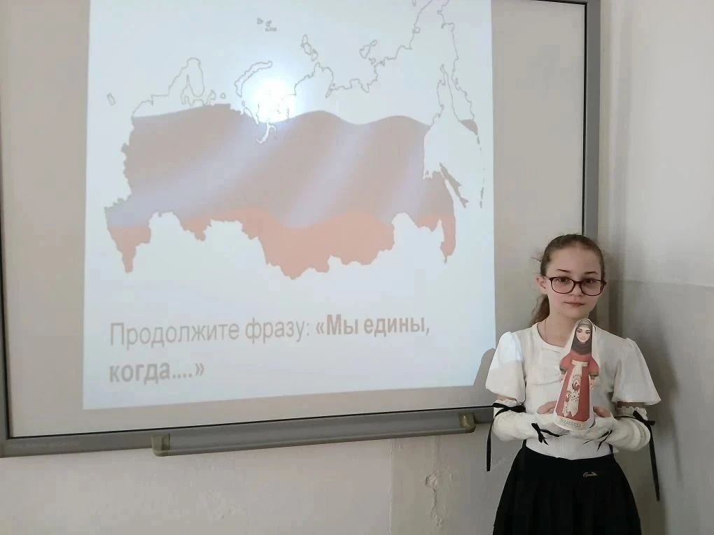 В 4-м классе  на уроке технологии дети изготовили кукол в национальных одеждах и изучал...