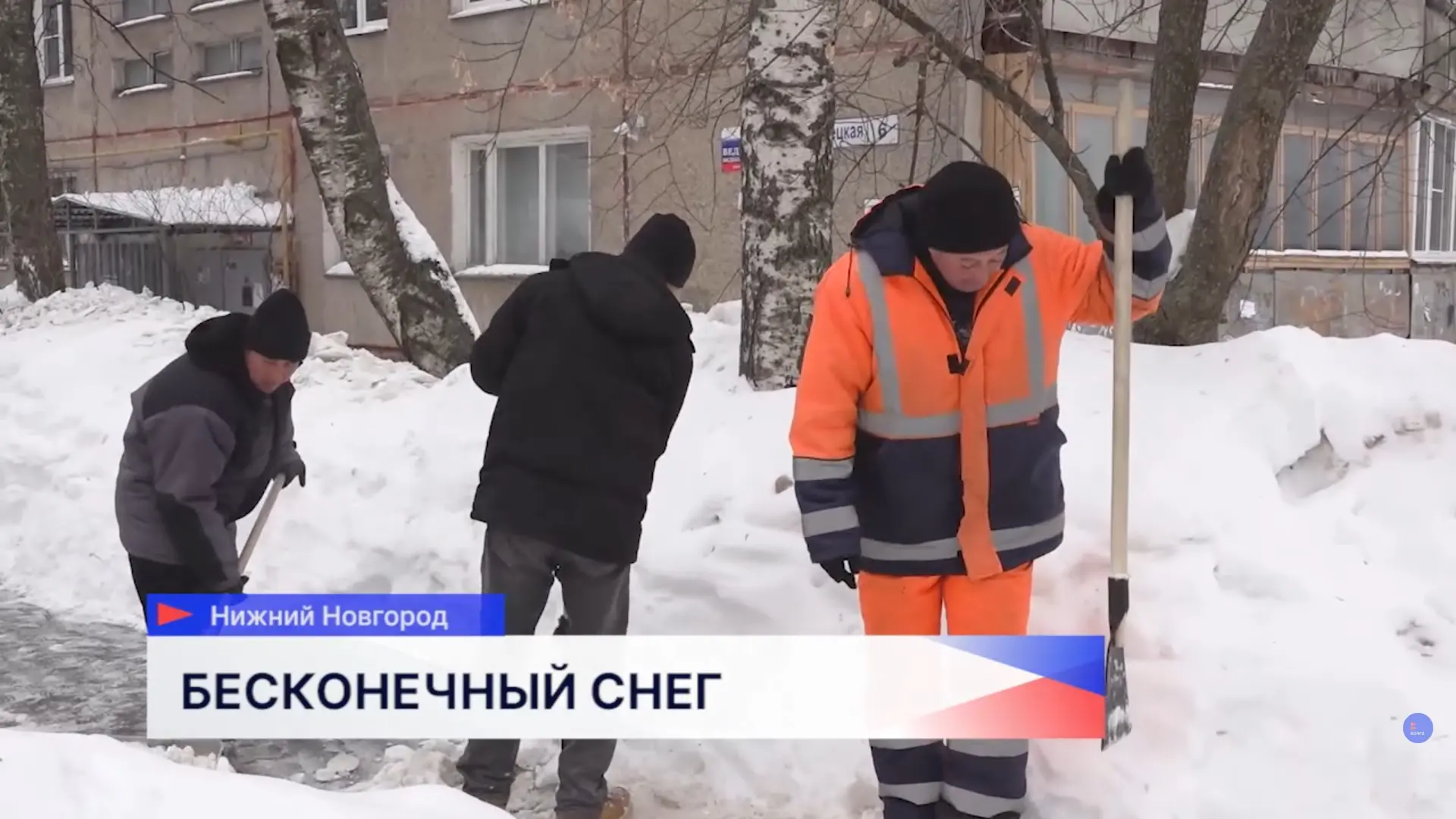 Из-за аномальных снегопадов этой зимой к уборке привлекли и в два раза больше дворников. В первую оч